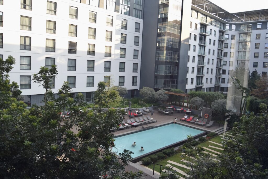 draußen, Baum, Pflanze, Gebäude, Fenster, Schwimmbecken, Wohnung, Immobilie, Mischnutzung, Hotel, Pool, Stadt, Garten, Urlaub