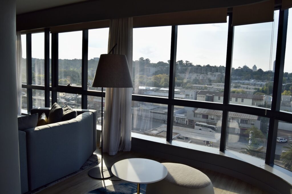Fenster, Im Haus, Himmel, Tageslichtsysteme, Inneneinrichtung, Mobiliar, Aussicht, Wand, Hotel, Urlaub