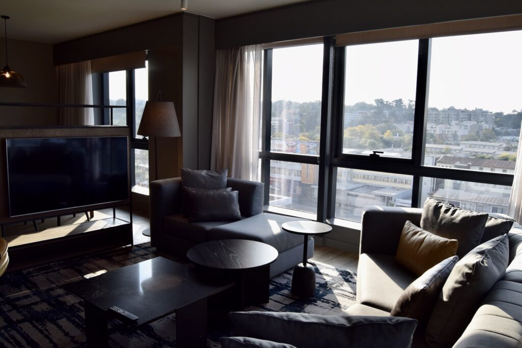 Im Haus, Fenster, Couch, Kaffeetisch, Inneneinrichtung, Studiocouch, Bettsofa, Wohnzimmer, Tisch, Wand, Bude, Kleines Sofa, Armlehne, Kissen, Penthouse, Haus, Boden, Fensterausstattung, Fensterabdeckung, Clubsessel, Zimmer, Sofa, Mobiliar, Decke, Hotel