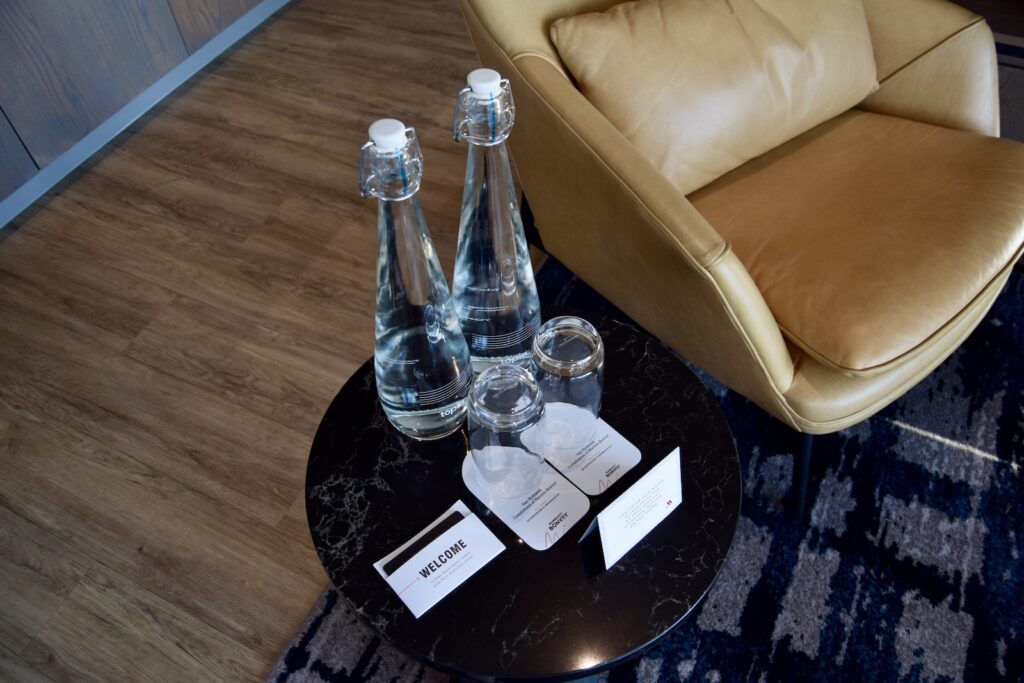 Flasche, Mobiliar, Im Haus, Boden, Couch, Tisch, Sofa, Stuhl, Sitzen