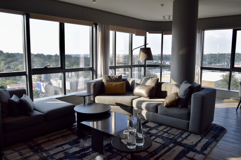 Im Haus, Fenster, Inneneinrichtung, Couch, Kaffeetisch, Studiocouch, Boden, Bettsofa, Armlehne, Tisch, Penthouse, Kleines Sofa, Bude, Fensterausstattung, Wohnzimmer, Wand, Decke, Stuhl, Mobiliar, Zimmer, Hotel