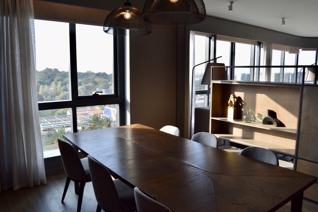 Im Haus, Mobiliar, Wand, Inneneinrichtung, Fenster, Esstisch, Boden, Haus, Decke, Bude, Kaffeetisch, Fensterausstattung, Zimmer, Fensterabdeckung, Tisch, Essen, Stuhl
