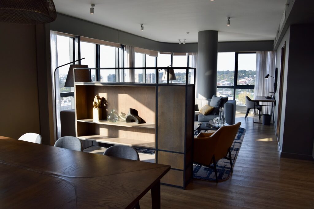 Im Haus, Mobiliar, Inneneinrichtung, Wand, Boden, Decke, Fußboden, Bude, Kaffeetisch, Haus, Hartholz, Möbel, Tisch, Laminatboden, Esstisch, Loftwohnung, Fenster, Zimmer, Design, Stuhl