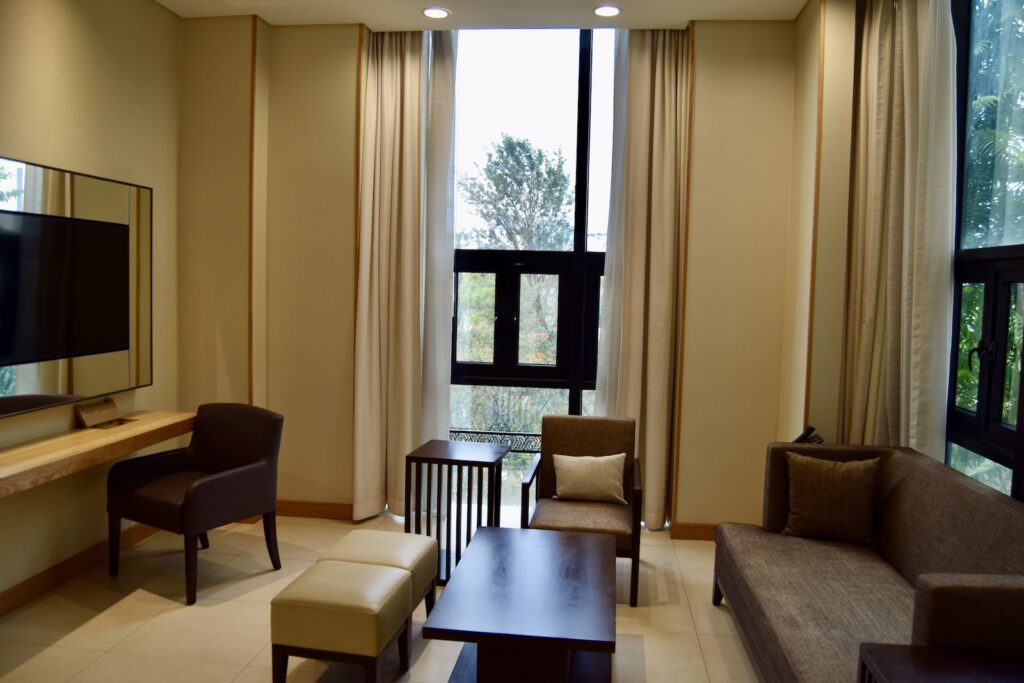 Im Haus, Inneneinrichtung, Wand, Boden, Couch, Fenster, Vorhang, Kaffeetisch, Tisch, Hotel, Studiocouch, Bettsofa, Fernsehen, Bude, Kleines Sofa, Fensterausstattung, Wohnzimmer, Fensterabdeckung, Armlehne, Clubsessel, Fußboden, Penthouse, Zimmer, Stuhl, Mobiliar, Decke, Bildschirm, Haus, Wohnung