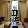 Im Haus, Inneneinrichtung, Wand, Boden, Couch, Fenster, Vorhang, Kaffeetisch, Tisch, Hotel, Studiocouch, Bettsofa, Fernsehen, Bude, Kleines Sofa, Fensterausstattung, Wohnzimmer, Fensterabdeckung, Armlehne, Clubsessel, Fußboden, Penthouse, Zimmer, Stuhl, Mobiliar, Decke, Bildschirm, Haus, Wohnung