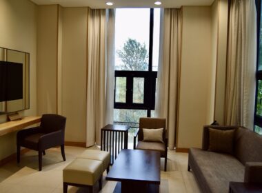 Im Haus, Inneneinrichtung, Wand, Boden, Couch, Fenster, Vorhang, Kaffeetisch, Tisch, Hotel, Studiocouch, Bettsofa, Fernsehen, Bude, Kleines Sofa, Fensterausstattung, Wohnzimmer, Fensterabdeckung, Armlehne, Clubsessel, Fußboden, Penthouse, Zimmer, Stuhl, Mobiliar, Decke, Bildschirm, Haus, Wohnung