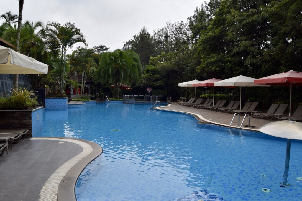 draußen, Schwimmbecken, Himmel, Urlaubsort, Baum, Urlaubsstadt, Kurort, Regenschirm, Schattierung, Pflanze, Sonnenliege, Pool, Küstenerholungsort, Palme, Wasser, Gebäude, Gelände, Blau, Schwimmen, Urlaub, Hotel