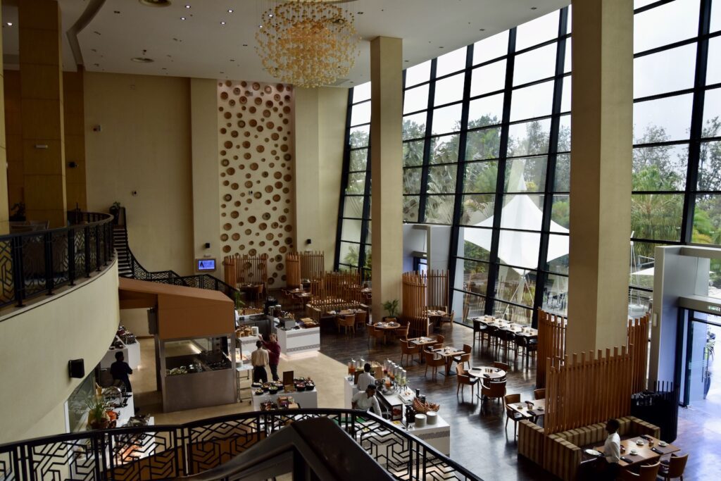 Im Haus, Szene, Wand, Inneneinrichtung, Fenster, Esstisch, Empfangshalle, Vase, Restaurant, Kaffeetisch, Tisch, Boden, Decke, Zimmer, Esszimmer, Groß, Essen, Mobiliar, Stuhl