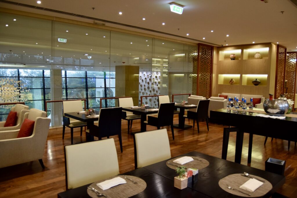Im Haus, Mobiliar, Inneneinrichtung, Szene, Decke, Boden, Esstisch, Wand, Tisch, Kaffeetisch, Empfangshalle, Vase, Deckenleuchte, Kantine, Fenster, Diner, Hotel, Restaurant, Essen, Stuhl, Zimmer