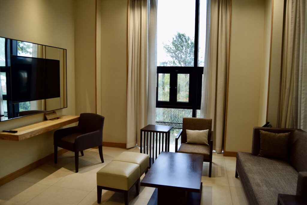 Im Haus, Wand, Boden, Inneneinrichtung, Kaffeetisch, Fenster, Couch, Fernsehen, Hotel, Vorhang, Bude, Studiocouch, Bettsofa, Tisch, Fensterausstattung, Kleines Sofa, Fußboden, Fensterabdeckung, Armlehne, Wohnzimmer, Zimmer, Stuhl, Bildschirm, Mobiliar, Haus, Flat, Wohnung
