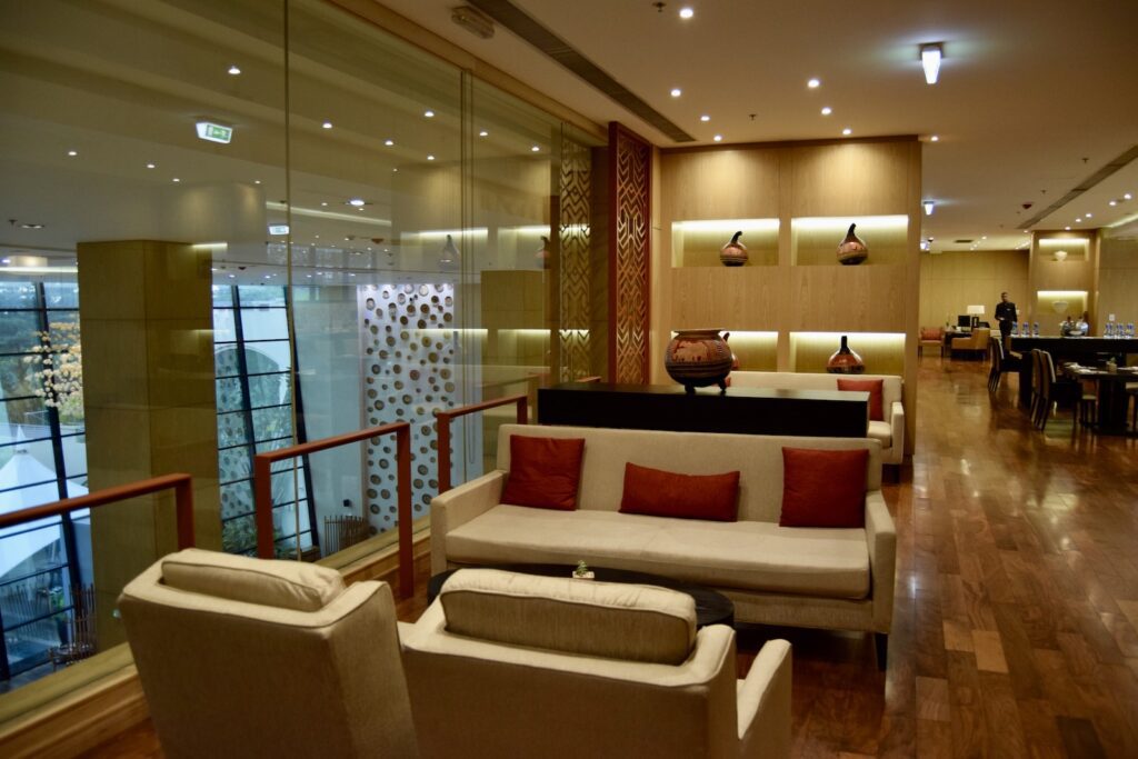 Im Haus, Mobiliar, Boden, Inneneinrichtung, Couch, Decke, Wand, Studiocouch, Empfangshalle, Tisch, Kaffeetisch, Stuhl, Warteraum, Fußboden, Bettsofa, Zimmer, Deckenleuchte, Kleines Sofa, Fenster, Hotel, Lounge