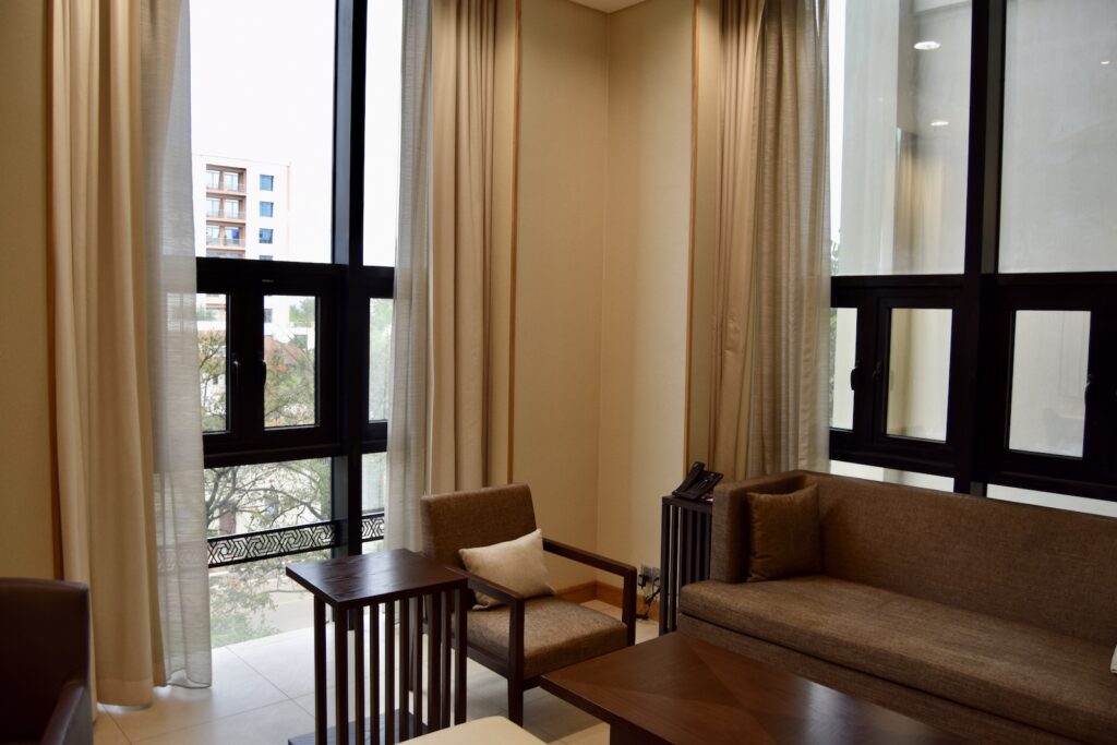 Im Haus, Inneneinrichtung, Wand, Fenster, Couch, Kaffeetisch, Tisch, Boden, Vorhang, Studiocouch, Fensterausstattung, Bettsofa, Fensterabdeckung, Kleines Sofa, Bude, Armlehne, Fußboden, Hotel, Penthouse, Wohnzimmer, Haus, Kissen, Sofa, Zimmer, Stuhl, Mobiliar, Wohnung