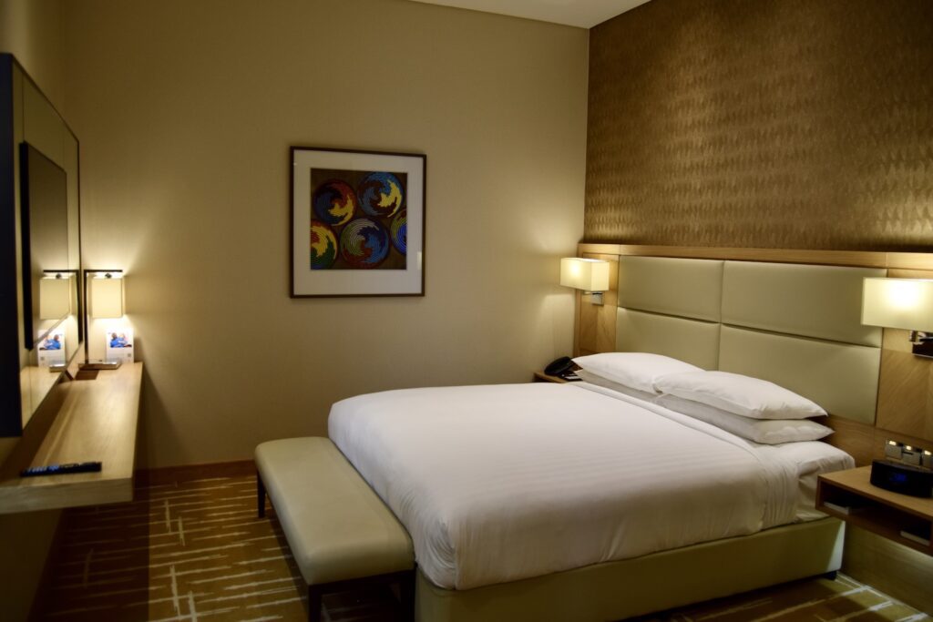 Im Haus, Wand, Inneneinrichtung, Zimmer, Mobiliar, Kissen, Bettwäsche, Lampenschirm, Bettdecke, Bettrahmen, Matratze, Bettbezug, Nachttisch, Lampe, Schlafzimmer, Suite, Leinenstoffe, Boutique-Hotel, Boden, Bett, Hotel, Decke