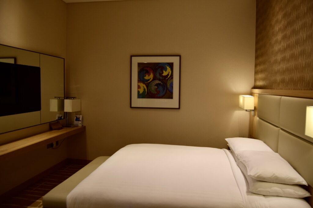 Im Haus, Wand, Zimmer, Inneneinrichtung, Kissen, Mobiliar, Bettwäsche, Bettdecke, Matratze, Bettrahmen, Bettbezug, Bett, Leinenstoffe, Bilderrahmen, Fernsehen, Schlafzimmer, Nachttisch, Lampenschirm, Suite, Boutique-Hotel, Boden, Hotel