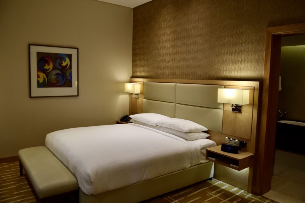 Im Haus, Wand, Inneneinrichtung, Zimmer, Mobiliar, Kissen, Bettwäsche, Bettrahmen, Bettdecke, Matratze, Bettbezug, Nachttisch, Leinenstoffe, Lampenschirm, Suite, Boden, Schlafzimmer, Boutique-Hotel, Lampe, Bett, Hotel, Decke