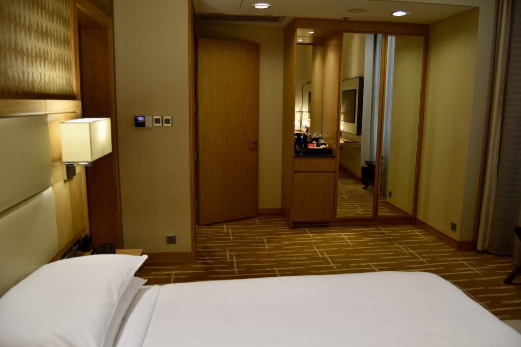 Im Haus, Wand, Bett, Inneneinrichtung, Bettdecke, Bettwäsche, Hotel, Matratze, Vorhang, Bettrahmen, Bettbezug, Fußboden, Leinenstoffe, Boden, Mobiliar, Suite, Boutique-Hotel, Zimmer, Kissen, Spiegel, Fensterausstattung, Nachttisch, Decke, Schlafzimmer, Urlaub, Unterkunft