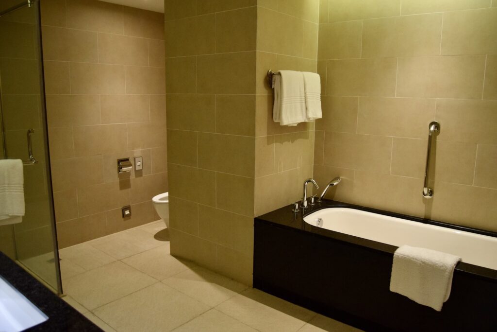 Im Haus, Wand, Installationszubehör, Badezimmerzubehör, Kachel, Badezimmer, Wasserleitung, Hahn, Badewanne, Waschbecken, Hotel, Boden, Toilette, Spiegel, Zimmer, Dusche