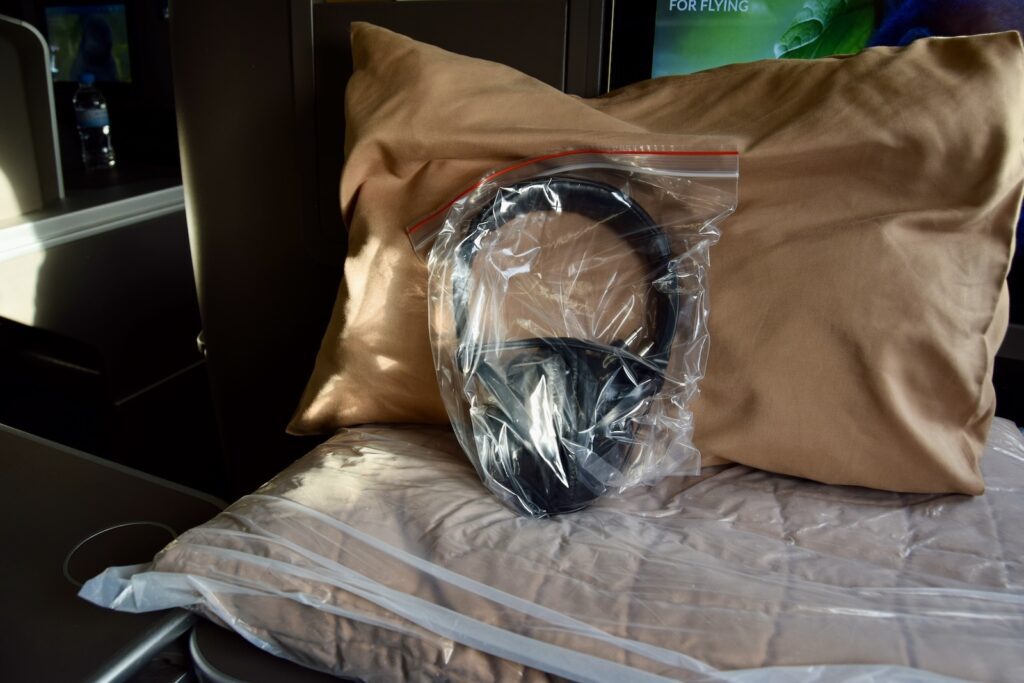 Im Haus, Mobiliar, Bett, Kissen, Wand, Tasche