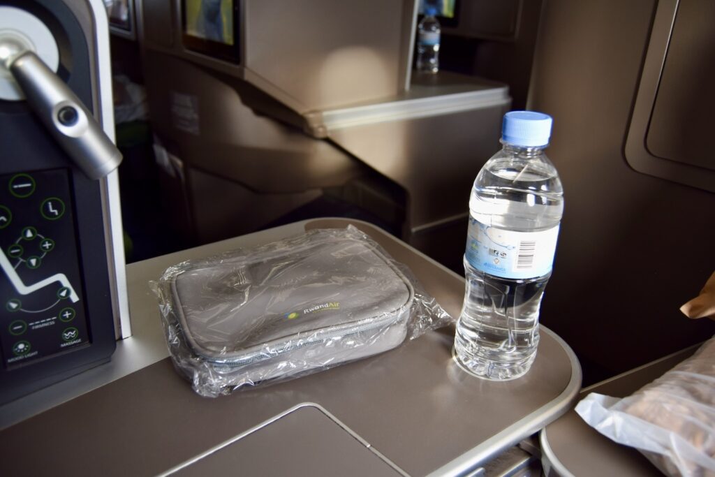 Wasser trinken, Im Haus, Essen, Drink, Wasserflasche, Plastikflasche, Destilliertes Wasser, Softdrink, Flasche