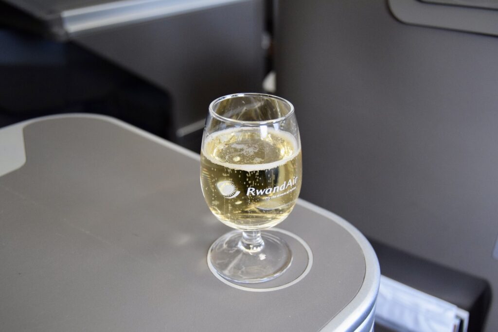 Drink, Barzubehör, Weinglas, Stielglas, Behälter, Trinkgefäß, Glas, Geschirr, transparentes Material, Champagnerstielgläser, Alkoholisches Getränk, Wein, Tisch, Weißwein, Im Haus, Sitzen