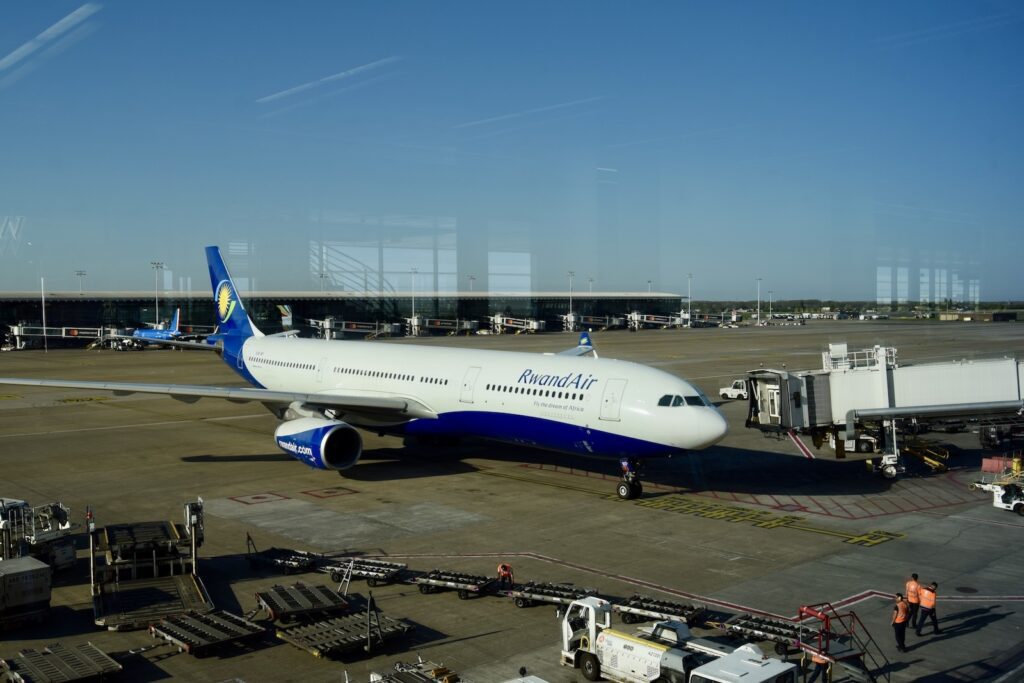 Platane Flugzeug Hobel, Flugzeug, Transport, Himmel, Verkehrsflugzeug, draußen, Flugreise, Fahrzeug, Airline, Flughafen, Flugplatzvorfeld, Flugzeugtriebwerk, Düsentriebwerk, Schmalrumpfflugzeug, Düsenflugzeug, Runway, Luftfahrttechnik, Luftfahrt, Dienstleistung, Landeklappe, Fluggastbrücke, Gelände, halten, Luftfahrthersteller, Boeing 747, Boeing 747-400, Jet, Asphalt, Groß, airbus
