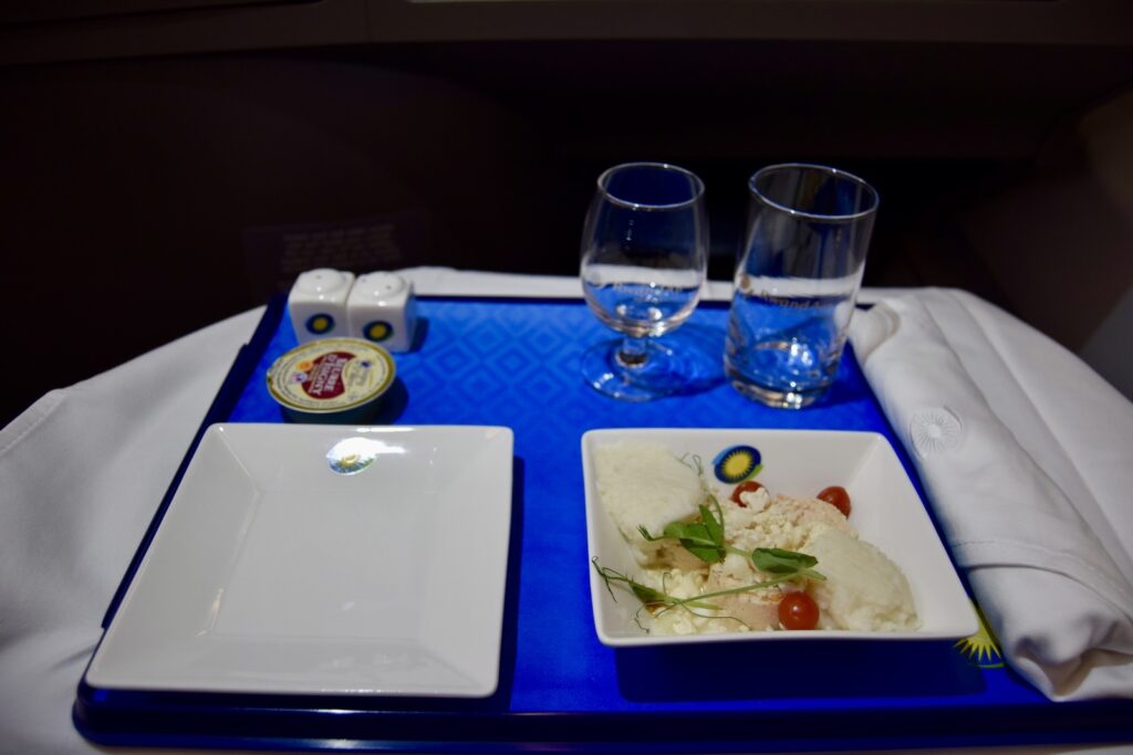 Geschirr, Platte, Im Haus, Mahlzeit, Essen, Trinkgefäß, Serviergeschirr, Kulinarik, Stielglas, Blau, Weinglas, Abendessen, Sitzen, weiß, Tisch, Restaurant