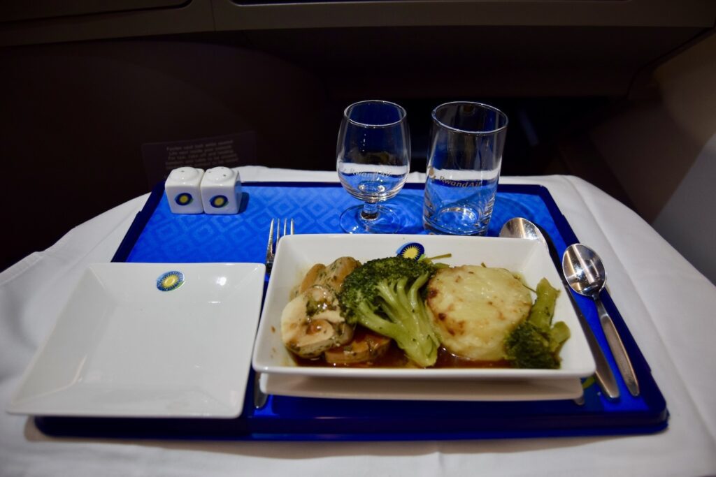Essen, Platte, Geschirr, Tisch, Mahlzeit, Teller, Kochkunst, Im Haus, Abendessen, Gabel, Weinglas, Mittagessen, À-la-carte-Gerichte, Garnitur, Salat, Gemüse, Kulinarik, Blau, weiß, Sitzen, Restaurant, Mahl