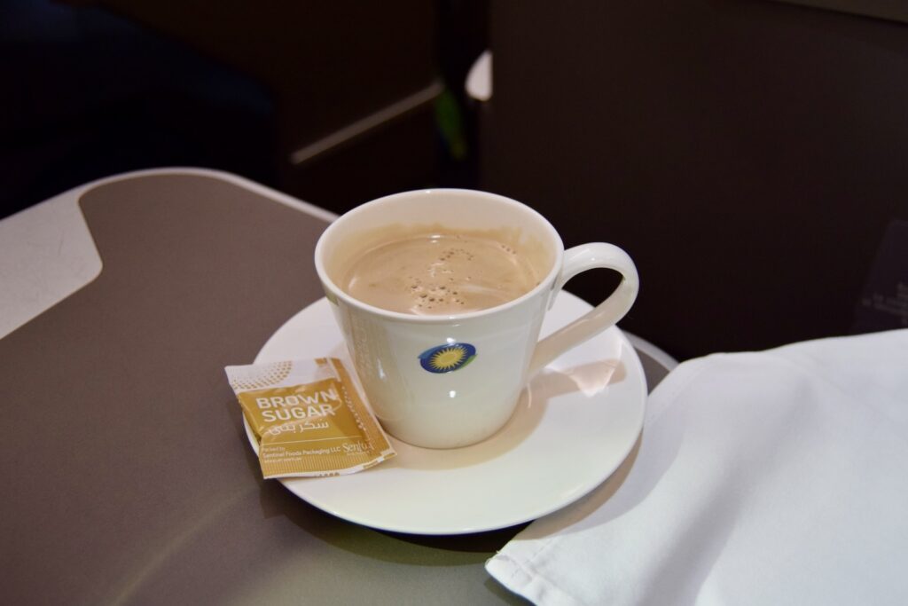 Essen, Serviergeschirr, Kaffeetasse, Unterteller, Getränk, Geschirr, Trinkgefäß, Teetasse, Henkelbecher, Drink, Koffein, Tasse, Küchenutensilien, Tee, Espresso, Kaffee, Porzellan, Instantkaffee, Tisch, Kaffeemilch, Cuban espresso, Cappuccino, Keramik, Koffeinhaltiges Getränk, Im Haus, Milchkaffee, Café, Ristretto, Kaffeeersatz, Cortado, Milchtee