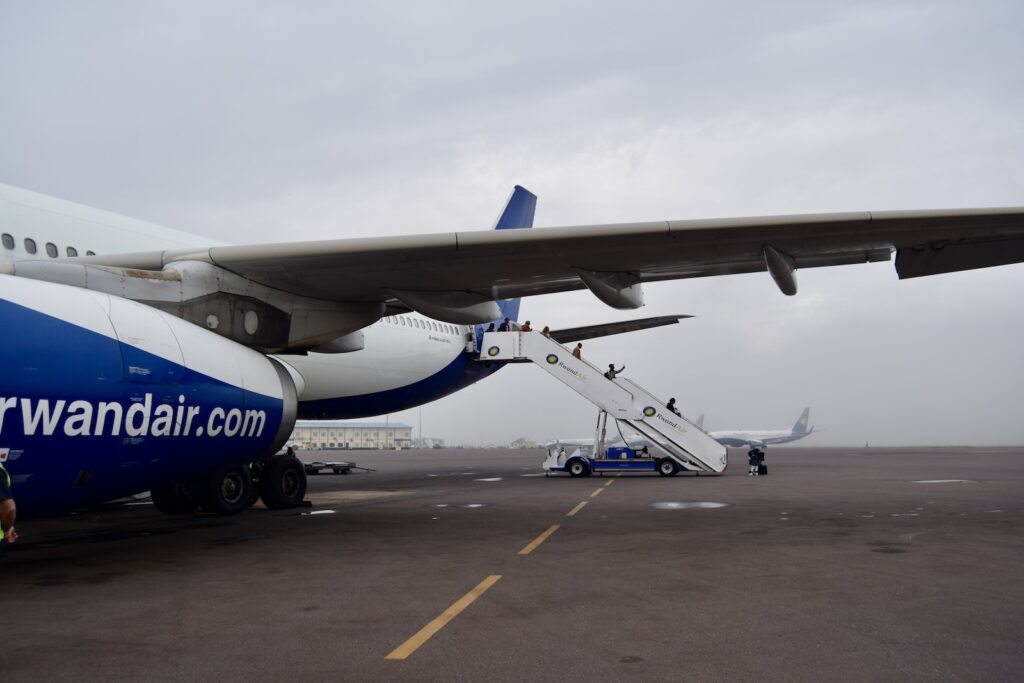 Platane Flugzeug Hobel, Himmel, Flugzeug, Transport, draußen, Flugreise, Verkehrsflugzeug, Fahrzeug, Airline, Luftfahrt, Flugzeugtriebwerk, Luftfahrttechnik, Flughafen, Düsenflugzeug, Dienstleistung, Landeklappe, Düsentriebwerk, Gelände, Schmalrumpfflugzeug, Luftfahrthersteller, Flugplatzvorfeld, Flügel, Runway, Straße, halten, Jet, Asphalt, airbus