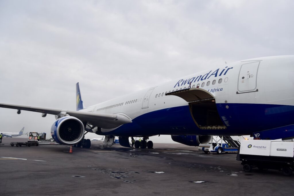 Platane Flugzeug Hobel, Himmel, draußen, Verkehrsflugzeug, Fahrzeug, Flugreise, Airline, Transport, Düsentriebwerk, Flugzeugtriebwerk, Düsenflugzeug, Flugzeug, Luftfahrt, Flugplatzvorfeld, Dienstleistung, Luftfahrttechnik, Flughafen, Landeklappe, Runway, halten, Schmalrumpfflugzeug, Rad, Gelände, Luftfahrthersteller, Wolke, Boeing 747, Verkehrsmittel, Asphalt, Boeing 747-400, Frachtverkehr, Jet, Sitzen, Groß, airbus, Blau