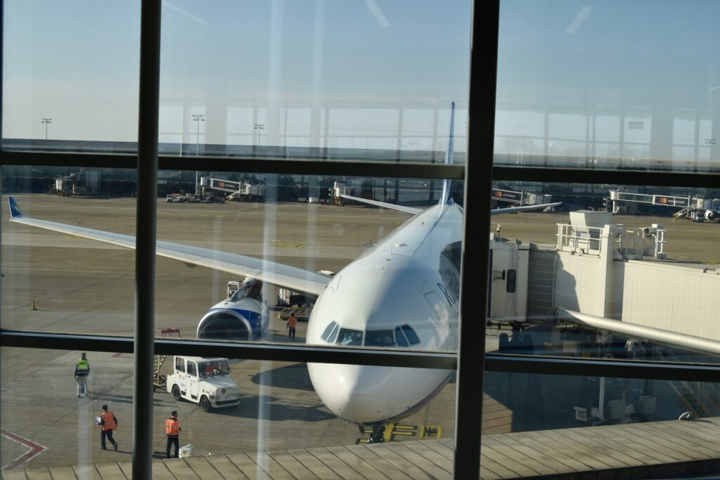 Platane Flugzeug Hobel, Flugzeug, draußen, Verkehrsflugzeug, Fahrzeug, Flughafen, Flugreise, Airline, Himmel, Düsenflugzeug, Gelände, Luftfahrt, Flugplatzvorfeld, Luftfahrttechnik, Transport, Fluggastbrücke, Flugzeugtriebwerk, Runway, Fenster, halten, Asphalt, Tor, Jet, Groß, airbus