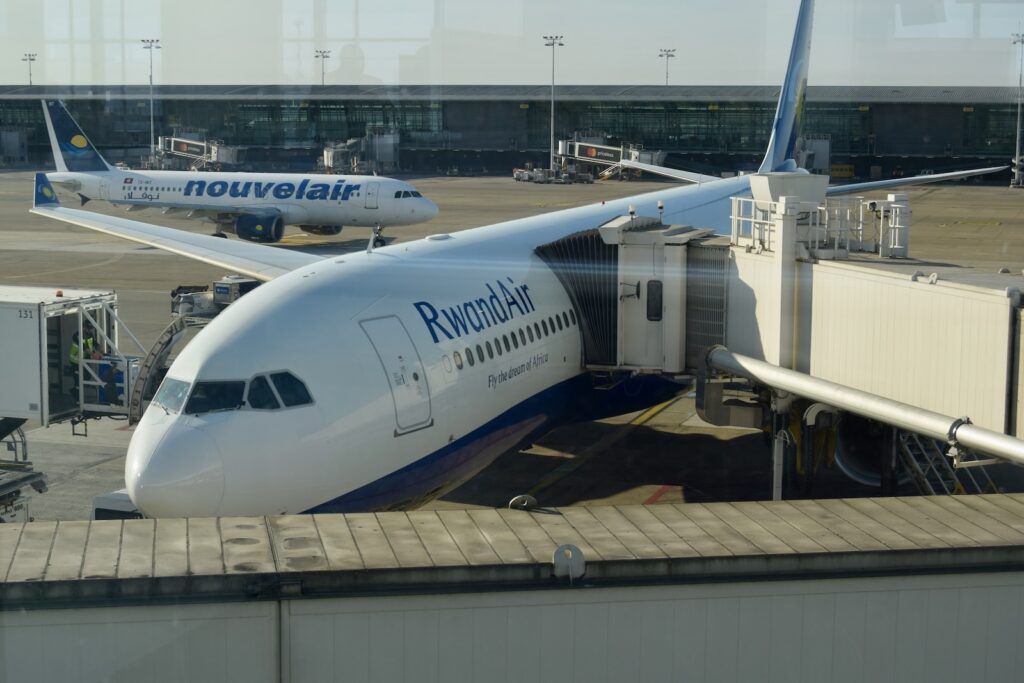 Platane Flugzeug Hobel, Flugzeug, Verkehrsflugzeug, draußen, Airline, Flughafen, Transport, Flugreise, Fahrzeug, Düsentriebwerk, Schmalrumpfflugzeug, Dienstleistung, Gebäude, Düsenflugzeug, Flugzeugtriebwerk, Luftfahrttechnik, Flugplatzvorfeld, Fluggastbrücke, Gelände, Jet, halten, Groß, Runway, Luftfahrt, Asphalt, Tor