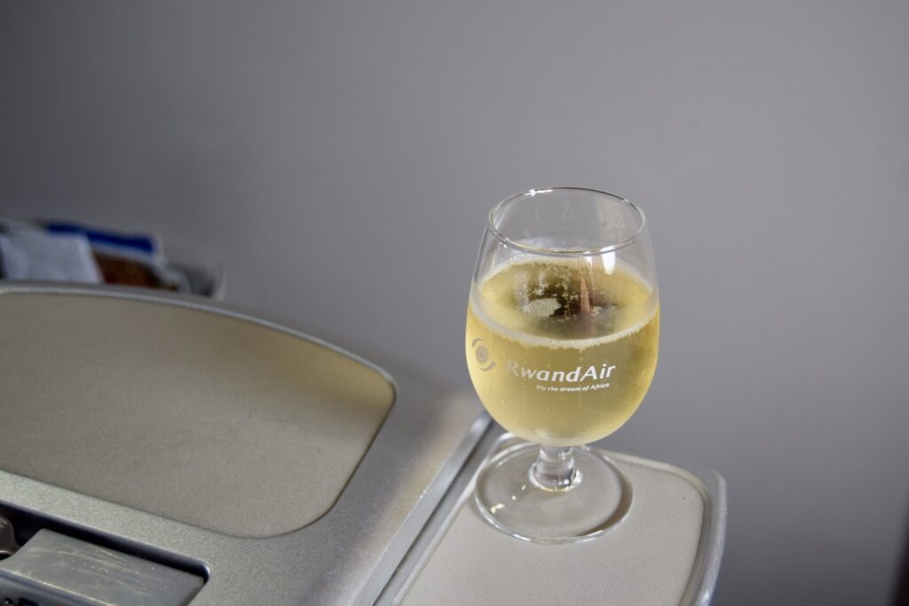 Drink, Weinglas, Stielglas, Barzubehör, Trinkgefäß, Geschirr, Champagnerstielgläser, Behälter, Alkoholisches Getränk, Wein, Im Haus, Glas, Sitzen, Alkohol, gelb, Essen