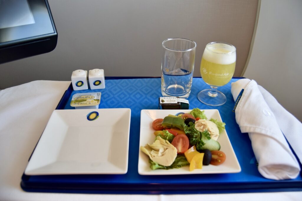 Essen, Geschirr, Im Haus, Mahlzeit, Platte, Saft, Brunch, Salat, Gabel, Kulinarik, Frühstück, Tisch, Mittagessen, Drink, Restaurant