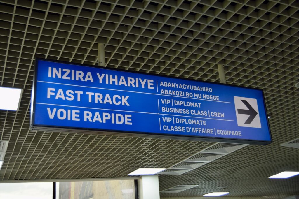 Text, Beschilderung, Schild, Gebäude, Reihe, Decke, Im Haus, Zug