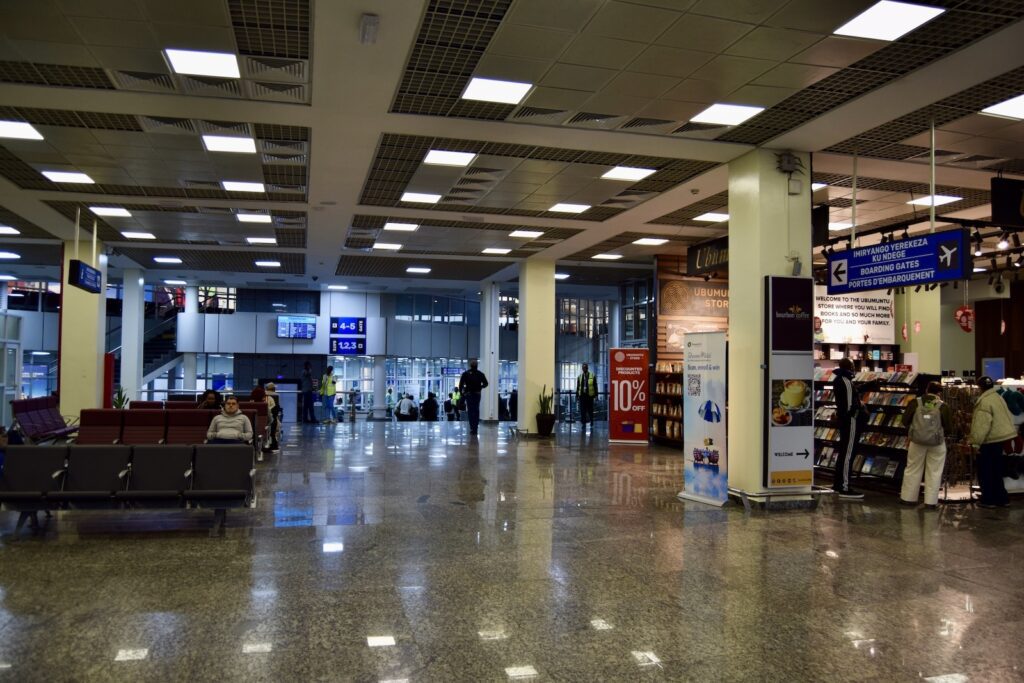 Im Haus, Decke, Mobiliar, Empfangshalle, Boden, Einkaufszentrum, Flughafen, Halle, Gebäude, Menschen, Zimmer, Person, Gelände