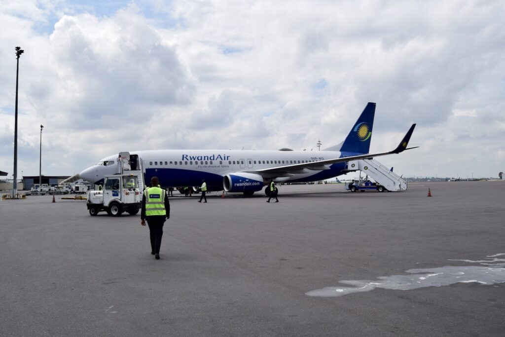 draußen, Himmel, Fahrzeug, Platane Flugzeug Hobel, Flugzeug, Transport, Wolke, Verkehrsflugzeug, Flugreise, Airline, Dienstleistung, Flughafen, Runway, Schmalrumpfflugzeug, Flugzeugtriebwerk, Flugplatzvorfeld, Luftfahrt, Straße, Düsenflugzeug, Gelände, Düsentriebwerk, Landeklappe, Luftfahrttechnik, Asphalt, Person, Jet, airbus, halten