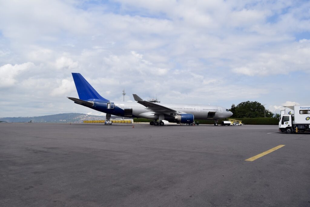 draußen, Himmel, Fahrzeug, Platane Flugzeug Hobel, Transport, Flugreise, Flugzeug, Wolke, Straße, Luftfahrt, Verkehrsflugzeug, Düsenflugzeug, Airline, Runway, Flugzeugtriebwerk, Flugplatzvorfeld, Flughafen, halten, Luftfahrthersteller, Luftfahrttechnik, Gelände, Landeklappe, Allgemeine Luftfahrt, Dienstleistung, Verkehrsmittel, Asphalt, Schmalrumpfflugzeug, Sitzen, Jet, Groß, Flugschau