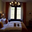 Im Haus, Wand, Inneneinrichtung, Szene, Zimmer, Mobiliar, Kissen, Leinenstoffe, Hotel, Bettwäsche, Bettdecke, Fensterausstattung, Bettbezug, Vorhang, Matratze, Fenster, Haus, Bettrahmen, Schlafzimmer, Fensterabdeckung, Nachttisch, Lampenschirm, Suite, Bett, Boutique-Hotel, Tisch, Lampe, Vase, Spiegel, Bettbehang, Boden, Decke