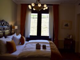 Im Haus, Wand, Inneneinrichtung, Szene, Zimmer, Mobiliar, Kissen, Leinenstoffe, Hotel, Bettwäsche, Bettdecke, Fensterausstattung, Bettbezug, Vorhang, Matratze, Fenster, Haus, Bettrahmen, Schlafzimmer, Fensterabdeckung, Nachttisch, Lampenschirm, Suite, Bett, Boutique-Hotel, Tisch, Lampe, Vase, Spiegel, Bettbehang, Boden, Decke