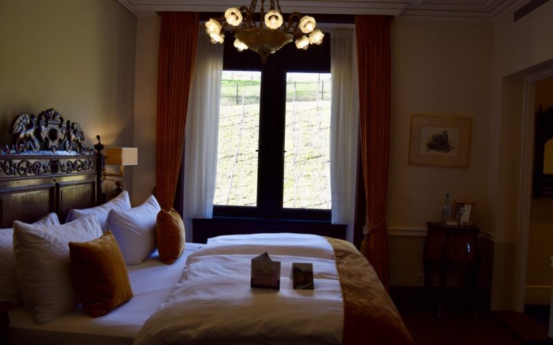 Im Haus, Wand, Inneneinrichtung, Szene, Zimmer, Mobiliar, Kissen, Leinenstoffe, Hotel, Bettwäsche, Bettdecke, Fensterausstattung, Bettbezug, Vorhang, Matratze, Fenster, Haus, Bettrahmen, Schlafzimmer, Fensterabdeckung, Nachttisch, Lampenschirm, Suite, Bett, Boutique-Hotel, Tisch, Lampe, Vase, Spiegel, Bettbehang, Boden, Decke