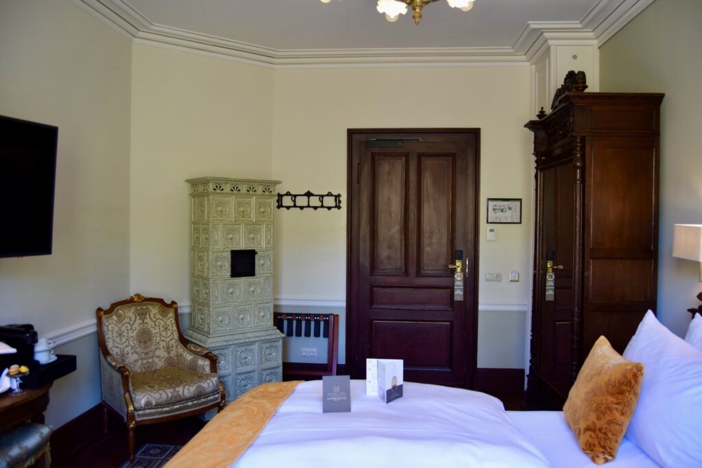 Im Haus, Wand, Mobiliar, Inneneinrichtung, Szene, Zimmer, Bett, Kissen, Leinenstoffe, Tisch, Bettwäsche, Bettdecke, Stuhl, Lampenschirm, Bettbezug, Haus, Matratze, Fensterausstattung, Nachttisch, Suite, Tür, Lampe, Bettrahmen, Möbel, Schublade, Fensterabdeckung, Boutique-Hotel, Bude, Kommode, Spiegel, Schlafzimmer, Boden, Decke, Hotel, Urlaub