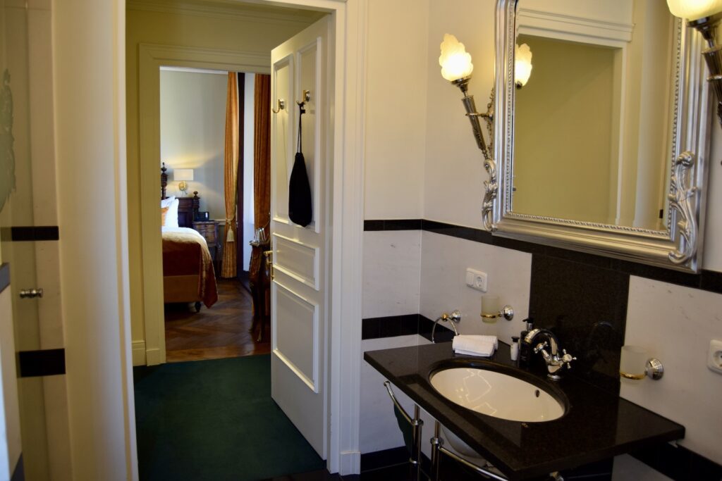 Im Haus, Wand, Installationszubehör, Hahn, Badezimmerzubehör, Inneneinrichtung, Hotel, Waschbecken, Arbeitsfläche, Zimmer, Möbel, Haus, Badezimmerschrank, Spiegel, Kachel, Wasserleitung, Schublade, Badezimmer, Boden, Toilette, Eitelkeit