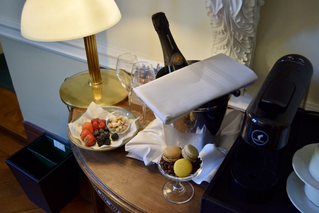 Im Haus, Essen, Tisch, Geschirr, Wand, Mobiliar, Mahlzeit, Lampe, Vase, Schüssel