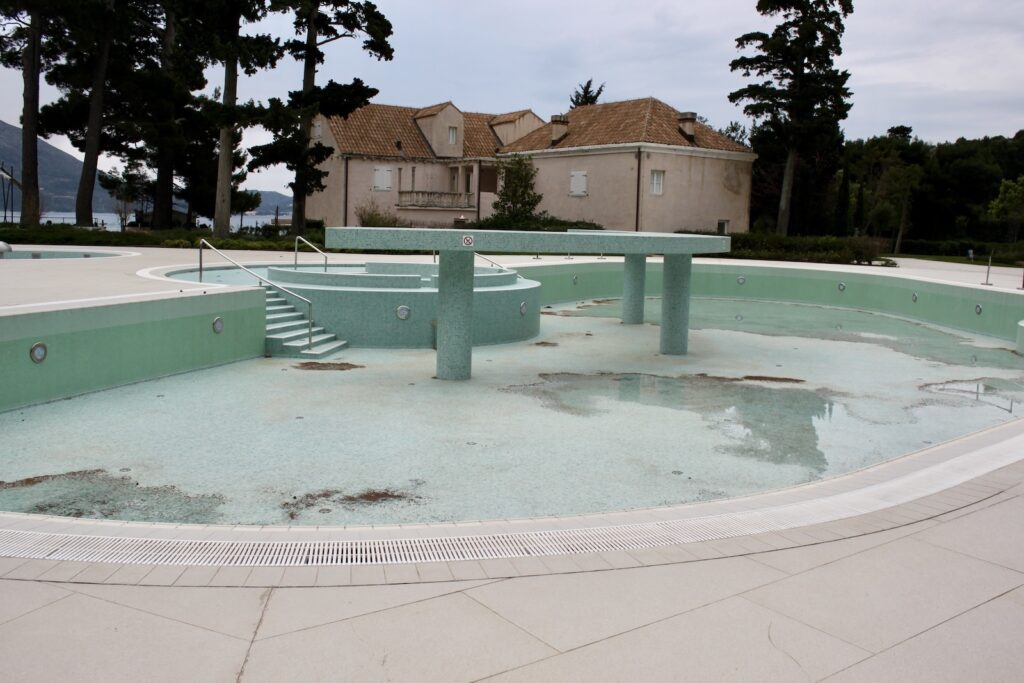 draußen, Himmel, Schwimmbecken, Pool, Baum, Wasser, Haus, Eigentum, Kurort, Kompositmaterial, Thermae, Gelände, Gebäude, Schwimmen