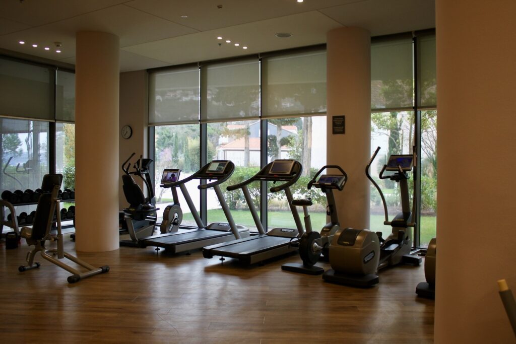 Sport, Im Haus, Trainingsausrüstung, Sporthalle, Trainingsgerät, Laufband, Wand, Fußboden, körperliche Fitness, Fenster, Boden, Übung