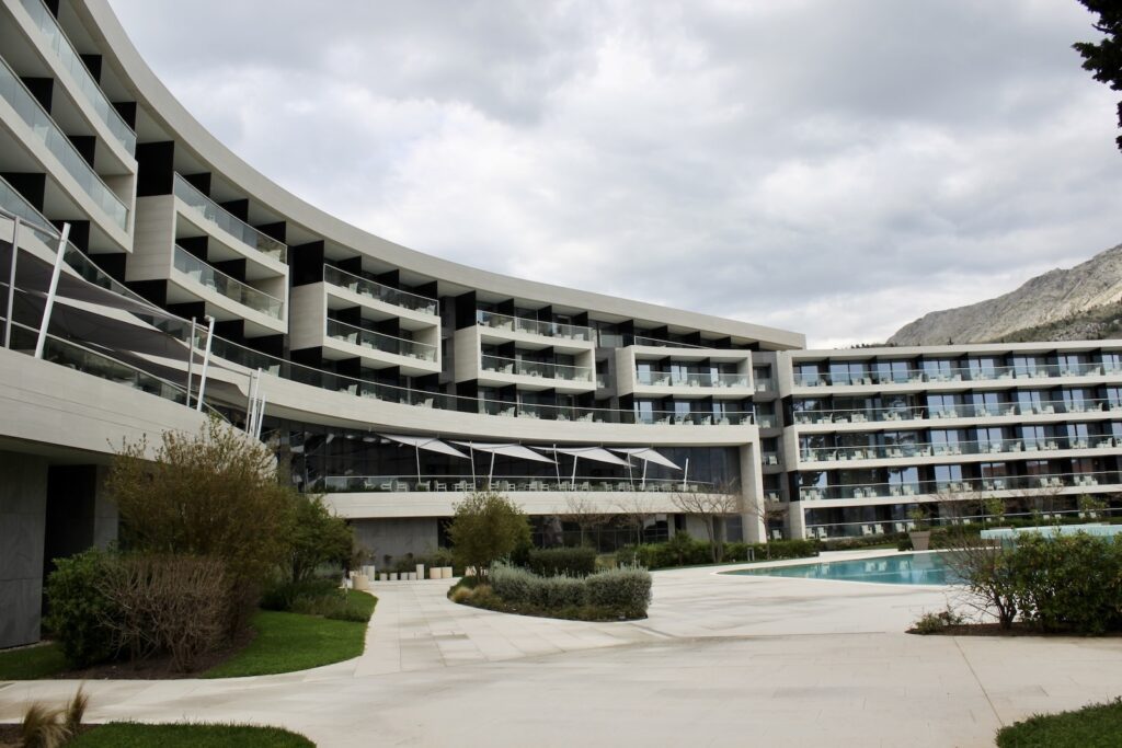 draußen, Wolke, Pflanze, Himmel, Baum, Gebäude, Immobilie, Gewerbegebäude, Eigentum, Architektur, Gras, Groß, Hotel
