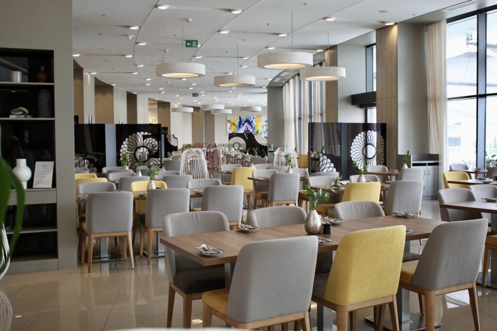 Mobiliar, Im Haus, Szene, Esstisch, Decke, Inneneinrichtung, Wand, Vase, Tisch, Kantine, Boden, Deckenleuchte, Kaffeetisch, Empfangshalle, Zimmer, Fenster, Stuhl, Essen, Restaurant