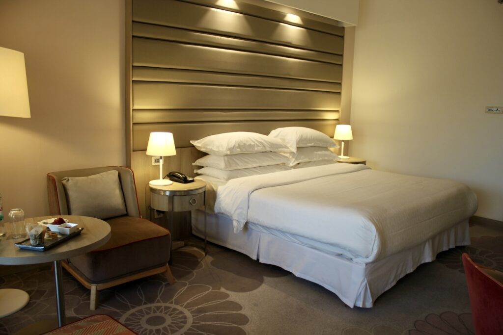 Im Haus, Wand, Mobiliar, Bett, Inneneinrichtung, Szene, Boden, Kissen, Zimmer, Nachttisch, Leinenstoffe, Bettwäsche, Bettdecke, Bettbezug, Matratze, Bettrahmen, Schlafzimmer, Lampenschirm, Suite, Schublade, Boutique-Hotel, Kommode, Lampe, Bettbehang, Möbel, Hotel, Tisch, Decke
