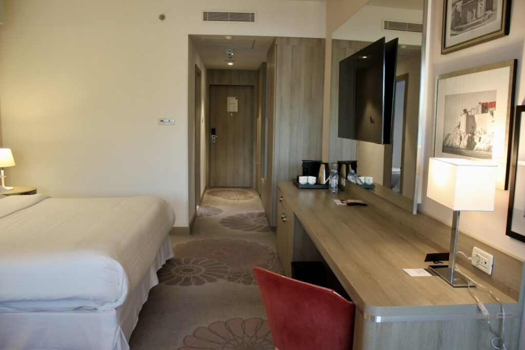 Im Haus, Wand, Inneneinrichtung, Mobiliar, Bett, Kissen, Spiegel, Boden, Zimmer, Leinenstoffe, Matratze, Bettdecke, Bettwäsche, Fußboden, Suite, Bettrahmen, Lampenschirm, Bettbezug, Nachttisch, Boutique-Hotel, Tisch, Decke, Hotel, Schlafzimmer, Urlaub
